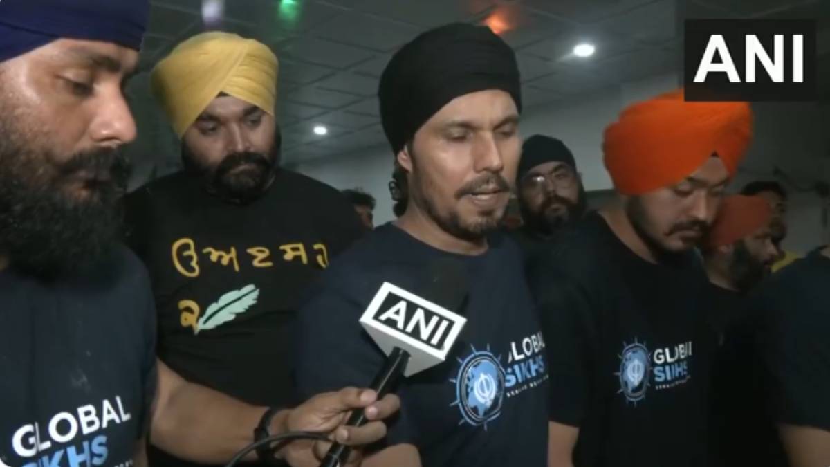 असम बाढ़ पीड़ितों के बीच रणदीप हुड्डा, रेलवे स्टेशन पर बांटा खाना और राहत सामग्री, देशवासियों से की मदद की अपील