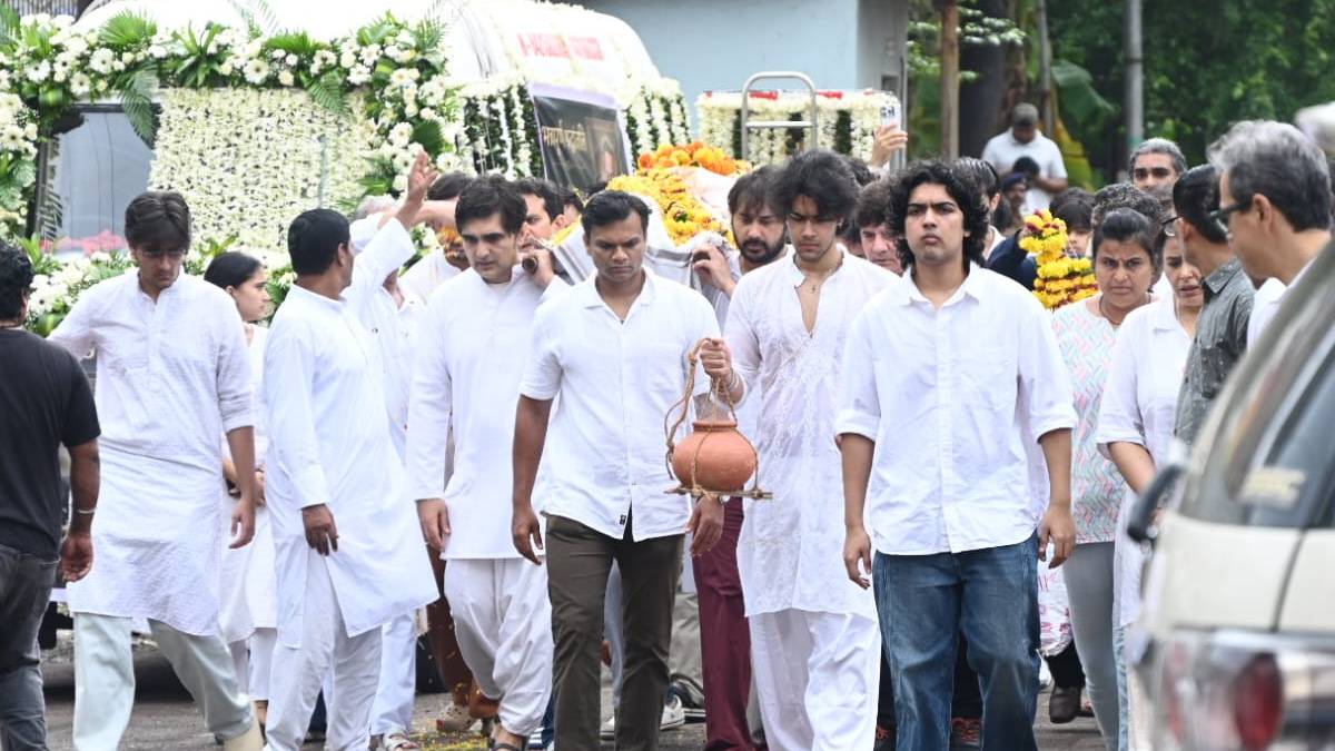 पंचतत्व में विलीन हुए प्रदीप रावत, पिता को विदा करते हुए फूट-फूट कर रोए बेटे विक्रम, सामने आईं अंतिम विदाई की गमगीन झलक