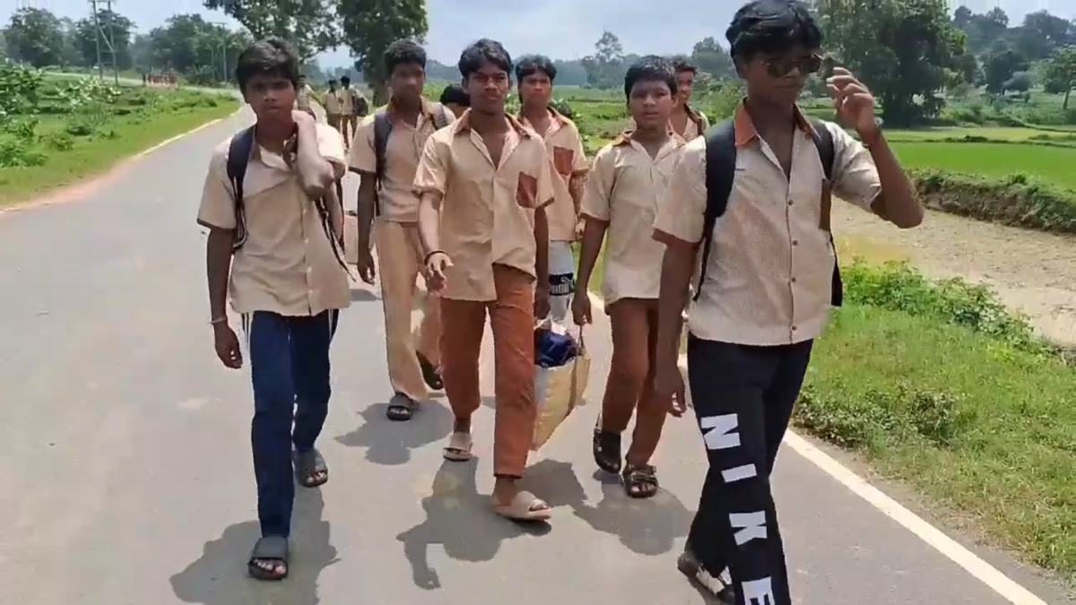 बोर्डिंग स्कूल में हॉस्टल-टॉयलेट नहीं, खाना भी बेहद घटिया, 180 बच्चे 12 KM दूर घर के लिए पैदल निकले