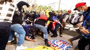 what happened in america donald trump supporter fight with police watch in pictures तस्वीरों में देख