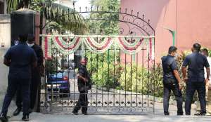 दीया मिर्जा के घर के बाहर फूलों से की गई सजावट दीया मिर्जा के घर के बाहर फूलों से की गई सजावट
