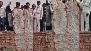 गजब! भरतपुर में एक साधारण से दूल्हे को रिश्तेदारों ने पहनाई 51 लाख रुपये की माला, लगाए गए 500-500 के नोट