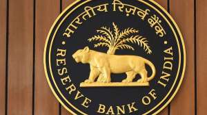 इस बैंक के ग्राहक अब खाते से नहीं निकाल पाएंगे अपना पैसा, RBI ने लगाए प्रतिबंध