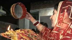 Karwa Chauth: देशभर में दिखा करवा चौथ का चांद, दिल्ली और नोएडा में महिलाओं ने खोला अपना व्रत, जानें अपने शहर का हाल