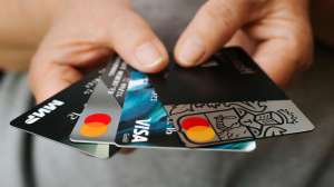 Debit Card पर मिलने वाले मुफ्त इंश्योरेंस कवर का क्लेम कैसे करें? यहां जानें स्टेप-बाय-स्टेप प्रॉसेस