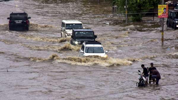 बारिश में डूबे वाहन