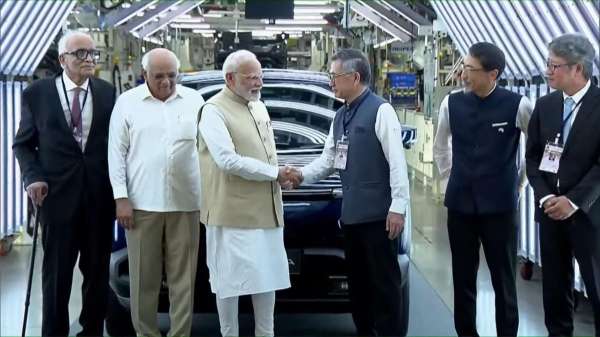 इस कार्यक्रम में PM मोदी के साथ गुजरात के मुख्यमंत्री भूपेंद्र पटेल और जापान के राजदूत केइची ओनो भी  इस कार्यक्रम में PM मोदी के साथ गुजरात के मुख्यमंत्री भूपेंद्र पटेल और जापान के राजदूत केइची ओनो भी