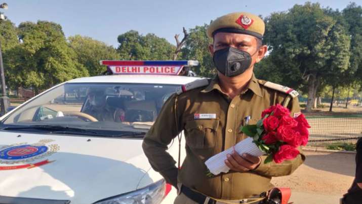 जनता कर्फ्यू के दौरान सड़को पर आने वाले लोगो को दिल्ली पुलिस के जवान फूल देकर घर वापस लौटने का निवेदन कर रहे हैं