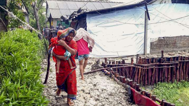 Villagers shift to safe place from Bakkhali to save themselves from the impact of Cyclone Amphan, ne