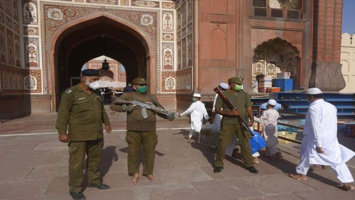  historical Badshahi mosque in Lahore, Pakistan