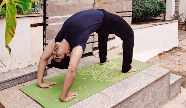 yoga poses tips for back pain these yoga positions will help in reducing  back pain | Yoga: कमर दर्द से रहते हैं परेशान? बाबा रामदेव से जानिए कैसे पा  सकते हैं छुटकारा |