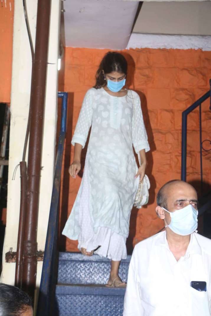 पुलिस ने रिया चक्रवर्ती का बयान किया दर्ज पुलिस ने रिया चक्रवर्ती का बयान किया दर्ज