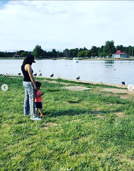 अपने बेटे के साथ सनी लियोनी अपने बेटे के साथ सनी लियोनी