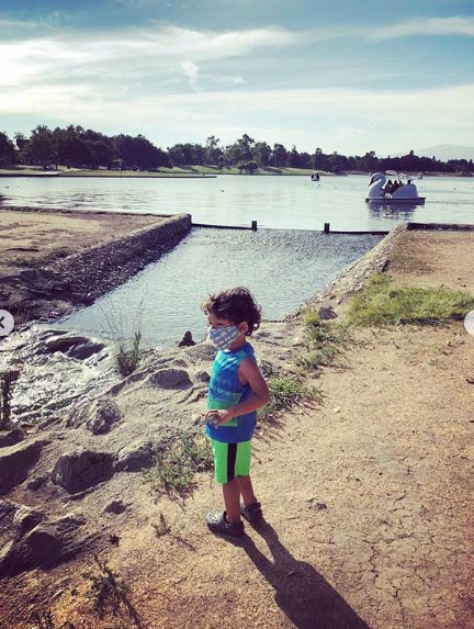 सनी लियोनी के बच्चे घूमने निकले सनी लियोनी के बच्चे घूमने निकले