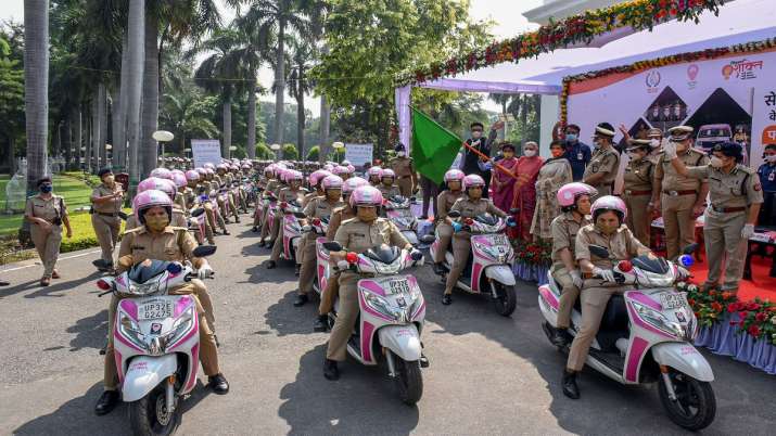 Women Saftey in Lucknow: Anandiben flags off pink patrol । लखनऊ में अब 'मनचलों' की खैर नहीं, गवर्नर