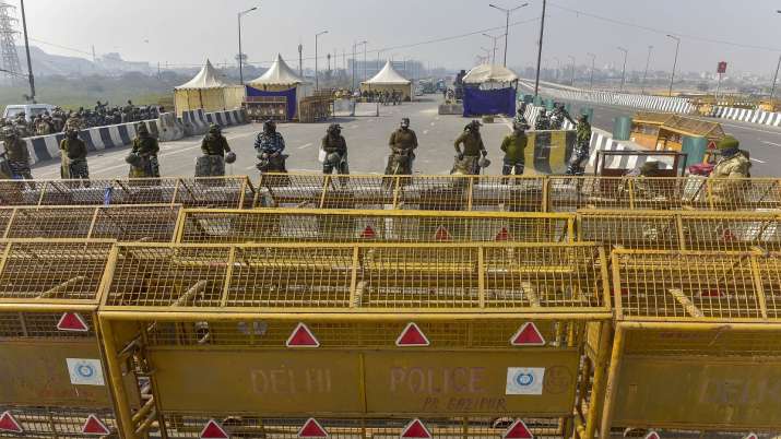 किसान आंदोलन: गाजीपुर बॉर्डर दोनों तरफ से बंद, सिंघू-टिकरी बॉर्डर पर इंटरनेट सर्विस रोकी गई