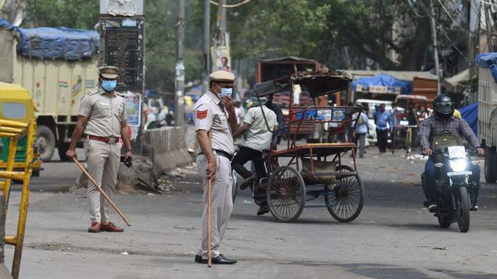 लॉकडाउन के बीच प्रॉपर्टी डीलर के ऑफिस में चल रहा था हुक्काबार, पुलिस के छापे में 17 आये गिरफ्त में