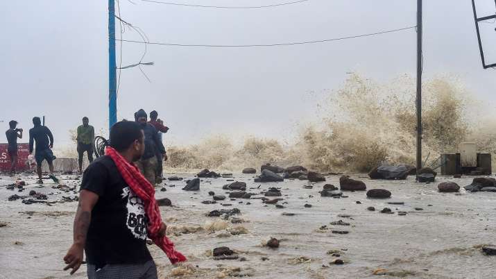 Cyclone Yaas: लैंडफाल की प्रक्रिया जारी, तटवर्ती इलाकों में तेज हवा के साथ भारी बारिश
