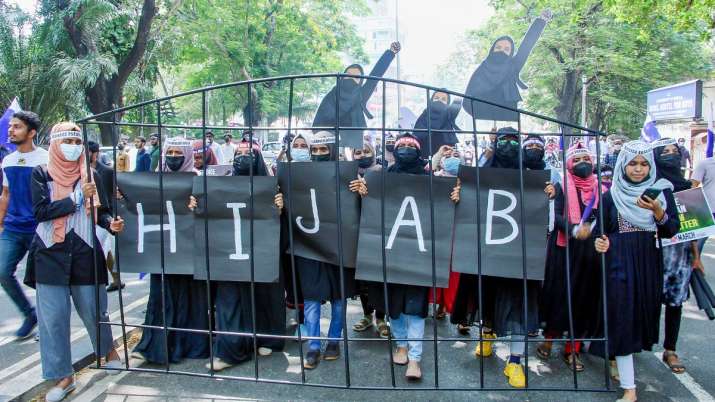 Hijab Controversy : कर्नाटक हाईकोर्ट आज सुनाएगा फैसला, बेंगलुरु में धारा 144 लागू, स्कूल-कॉलेज बंद