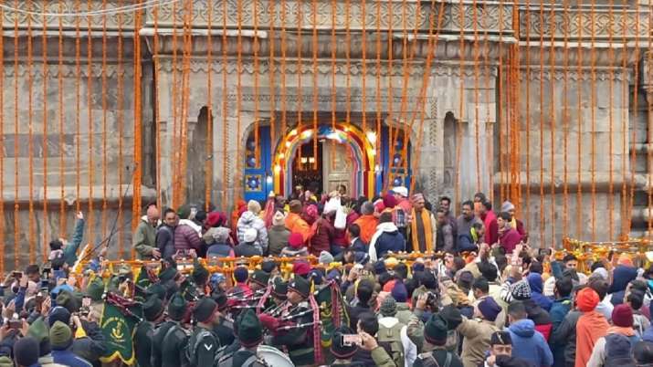 Kedarnath Dham : वैदिक मंत्रोच्चार के साथ खुल गए केदारनाथ धाम के कपाट, दर्शन के लिए उमड़े श्रद्धालु