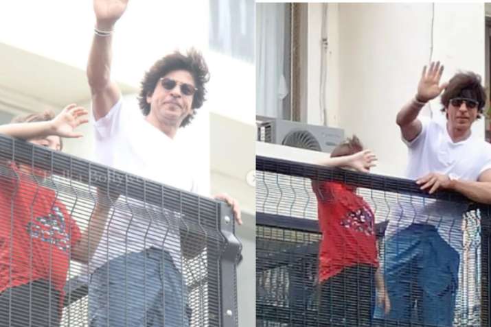 Shah Rukh Khan Eid: शाहरुख खान ने फैंस को दी ईदी, मन्नत के बाहर आकर दी मुबारकबाद