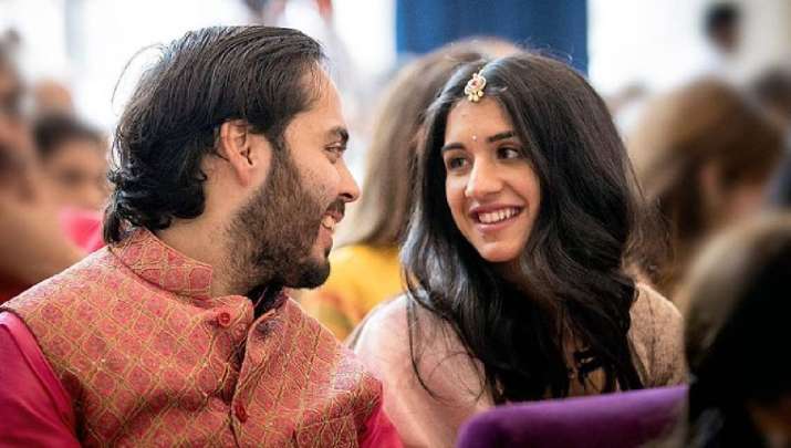 मुकेश अंबानी के बेटे अनंत अंबानी और राधिका मर्चेंट का हुआ रोका, सामने आई खूबसूरत तस्वीर