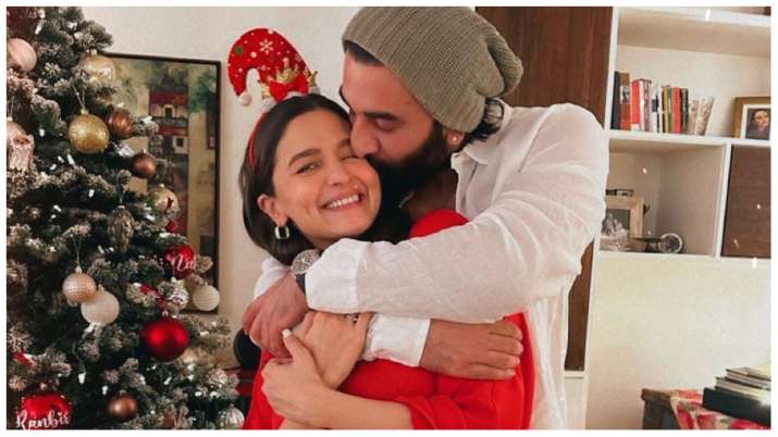 Alia Bhatt Ranbir Kapoor: शादी के बाद बोल्ड हुए आलिया-रणबीर, KISS करते हुए फोटो की शेयर