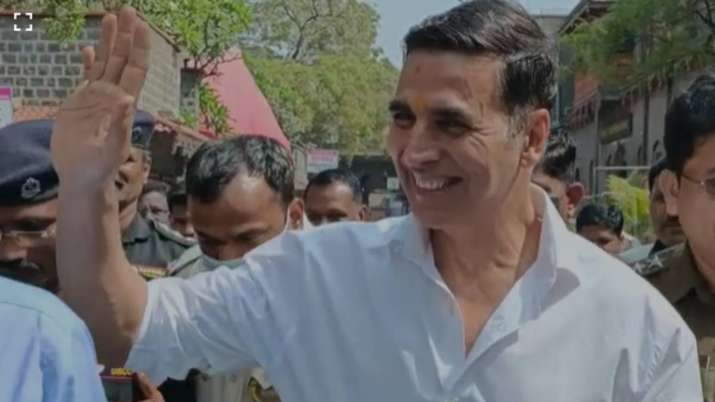 अक्षय कुमार पहुंचे शिरडी सांई बाबा के दरबार, फैन के गिरने पर खुद उठाया, देखें VIDEO