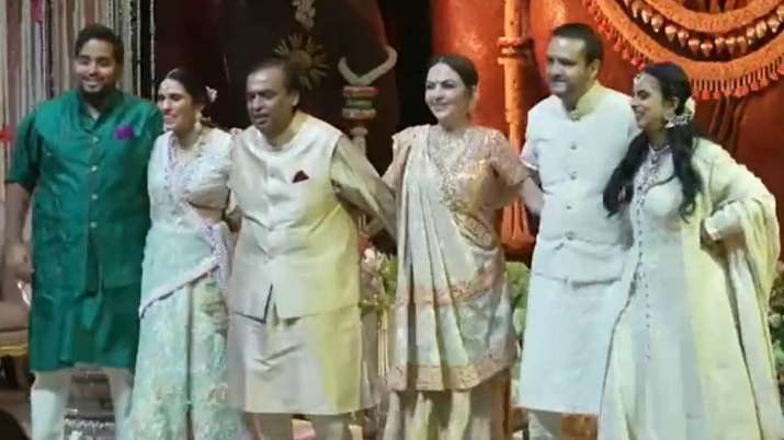 VIDEO: जब स्टेज पर एक साथ मुकेश और नीता अंबानी ने किया डांस, बेटा-बहू, बेटी-दामाद भी थे साथ