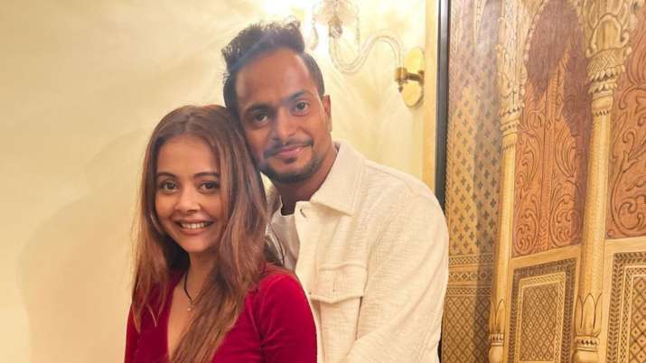 पति शाहनवाज के साथ Devoleena Bhattacharjee ने यूं मनाया नया साल, सामने आईं रोमांटिक तस्वीरें