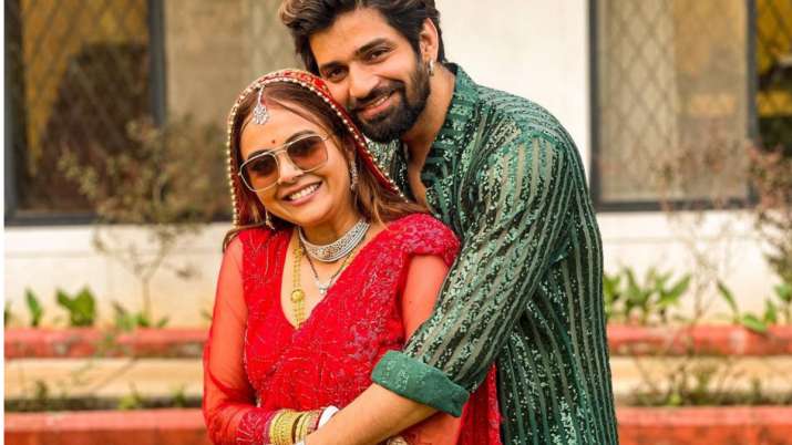 पति शाहनवाज को छोड़ Devoleena Bhattacharjee ने इस शख्स के साथ किया 'बेशर्म रंग' पर रोमांटिक डांस, हुईं ट्रोल