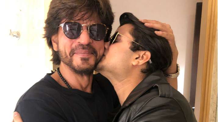 शाहरुख खान को इस शख्स ने किया KISS, जानिए कौन हैं वो जिससे रात 2 बजे भी एक्टर ने मिलना समझा जरुरी