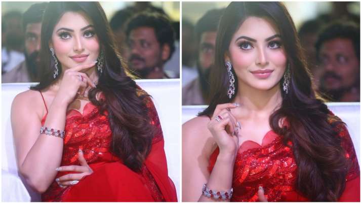 Urvashi Rautela ने सबके सामने छुए इस शख्स के पैर, तस्वीरें देख आप भी करेंगे तारीफ