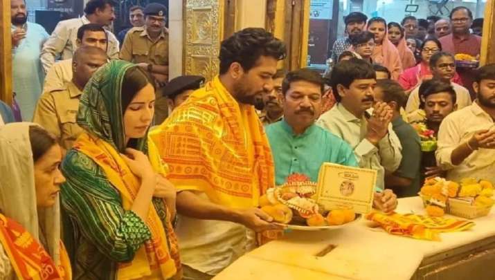 Katrina Kaif अपनी सास के साथ पहुंची गणपति बप्पा के दरबार, Photos में दिखा कौशल परिवार