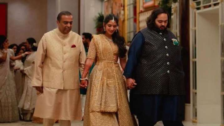 नीता अंबानी ने ऐसे किया अपनी छोटी बहू Radhika Merchant का स्वागत, Video में साथ दिखा अंबानी परिवार