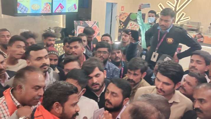 शाहरुख की 'पठान' पर बवाल जारी, अहमदाबाद में बजरंग दल ने थिएटर में की तोड़फोड़