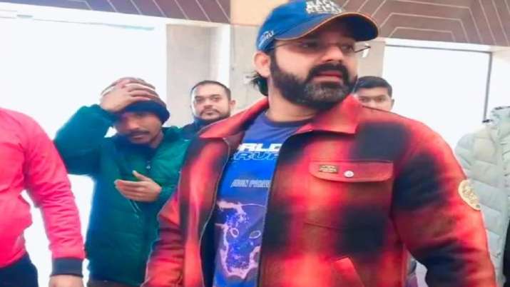 पवन सिंह की पार्टी में फिर हुआ हंगामा, Video में एक-दूसरे पर कुर्सियां फेंकते दिखे लोग