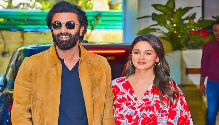 रणबीर कपूर के फोन के वॉलपेपर पर नहीं है बीवी और बेटी की फोटो, Video देख फैंस हुए शॉक्ड