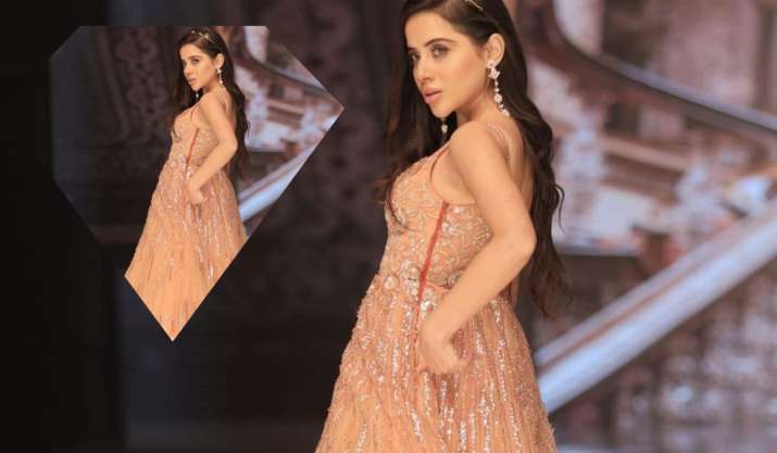 Urfi Javed ने बार्बी डॉल बन की धमाकेदार एंट्री, देख उड़े लोगों के होश