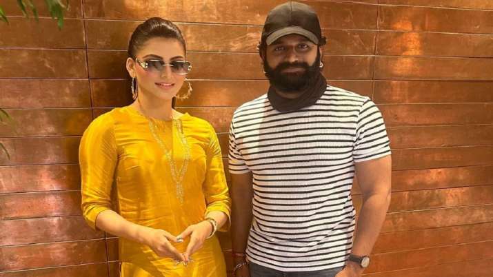 'Kantara 2' में उर्वशी रौतेला की हुई एंट्री, ऋषभ शेट्टी संग शेयर की Photo
