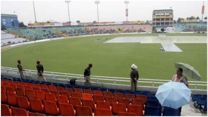 IPL 2023 PBKS vs GT: मोहाली में बारिश बनेगी विलेन? जानें कैस रहेगा मौसम और पिच का हाल