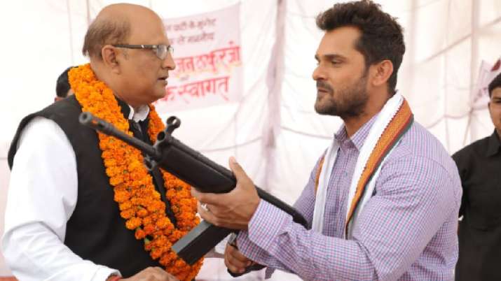 खेसारी लाल यादव ने किया बवाल! मुख्यमंत्री की सभा में बंदूक लेकर पहुंचे एक्टर