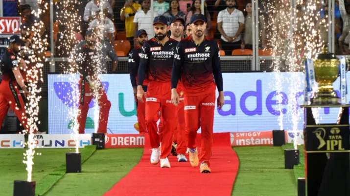 RCB Playing 11: मुंबई इंडियंस के खिलाफ क्या होगी आरसीबी की प्लानिंग, किसे मिलेगा प्लेइंग 11 में मौका