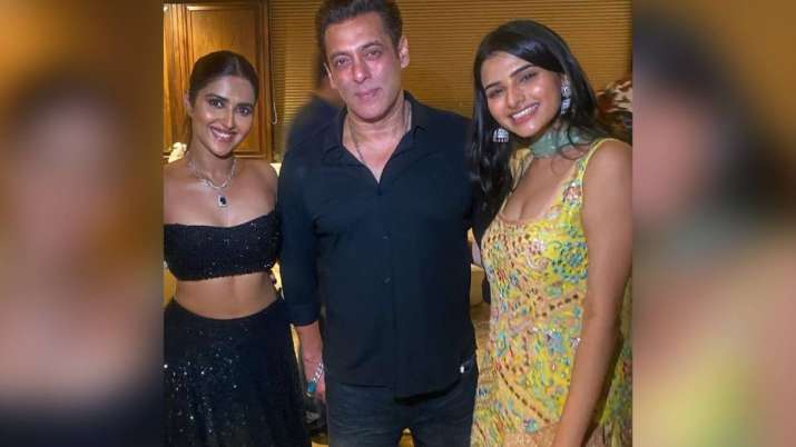 सिंगल सलमान खान ने को-स्टार्स की बेटियों के साथ दिया पोज, फैंस को याद आई 'मैंने प्यार किया'