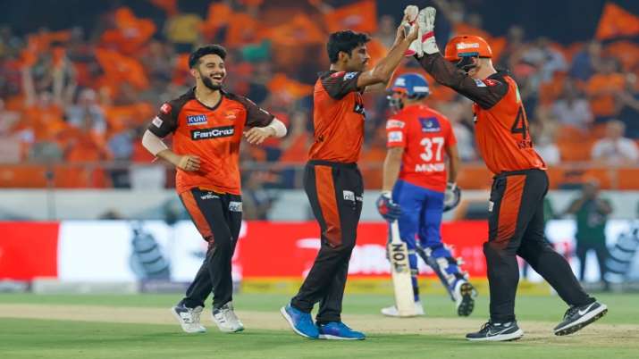 SRH vs DC: इस घातक गेंदबाज ने एक ही ओवर में झटके 3 विकेट, बल्लेबाजों पर बरपाया कहर; देखें VIDEO