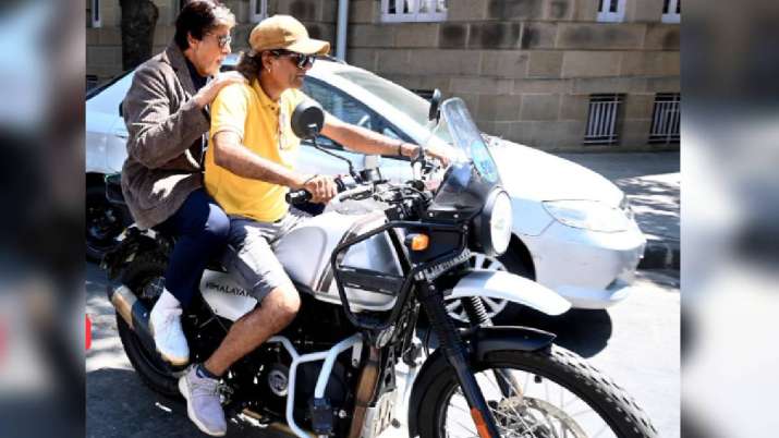 Amitabh Bachchan ने ली अजनबी से बाइक पर लिफ्ट, लोगों ने किया ट्रोल सिखाए ट्रेफिक रूल्स