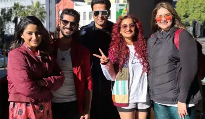 Khatron Ke Khiladi 13: कंटेस्टेंट्स के साथ नजर आए रोहित रॉय, वायरल हो रही हैं BTS फोटो