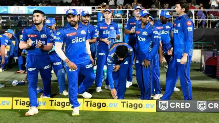 IPL 2023 में मुंबई इंडियंस की ताकत हुई आधी! बीच सीजन से बाहर हुआ कप्तान रोहित का घातक बॉलर