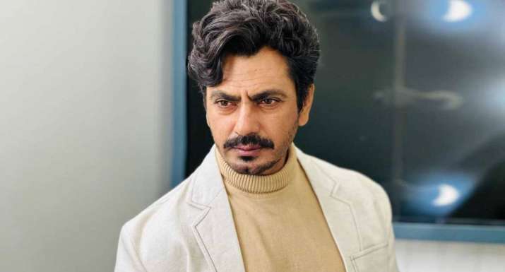 सिग्नल पर फोटो के लिए फैंस ने पकड़ी जिद, फिर खिड़की से निकलकर Nawazuddin Siddiqui ने किया कुछ ऐसा