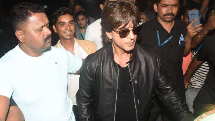 शाहरुख खान के साथ फैन लेना चाह रहा था सेल्फी, स्टार ने गुस्से में किया ऐसा काम